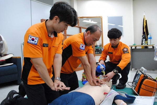 금강휴게소 화장실에서 의식을 잃고 쓰러진 20대 후반의 남성을 구한 박 소방경(가운데)이 심폐소생술 훈련을 하고 있다.