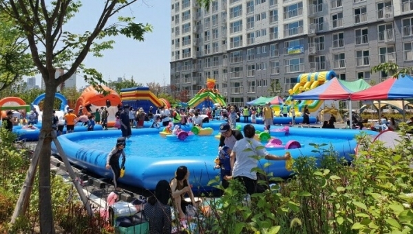 올 여름 대동 이스트시티아파트가 어린이 물놀이장을 아파트 주차장에 설치했다.