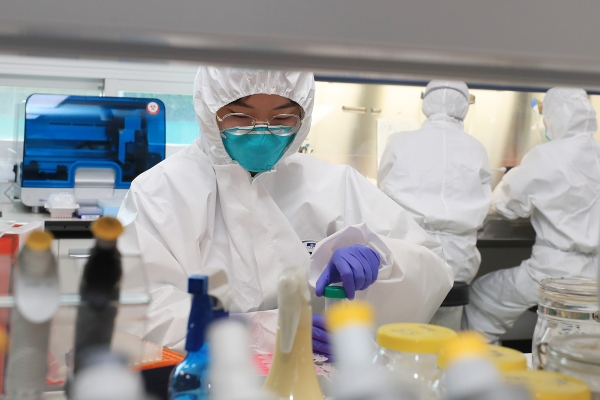 연구원 관계자들이 코로나 검사를 실시하고 있다.(사진-대전시청 제공)