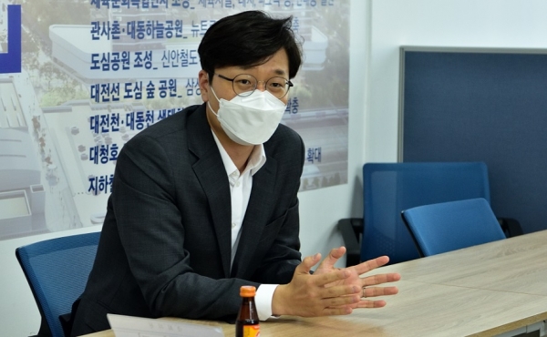장철민 국회의원이 17일 자당 대전 감담회 자리에서 자신의 입장을 설명하고 있다.