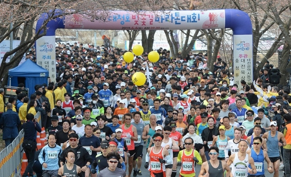 지난 2019년 대청호 벚꽃길 마라톤 대회 모습