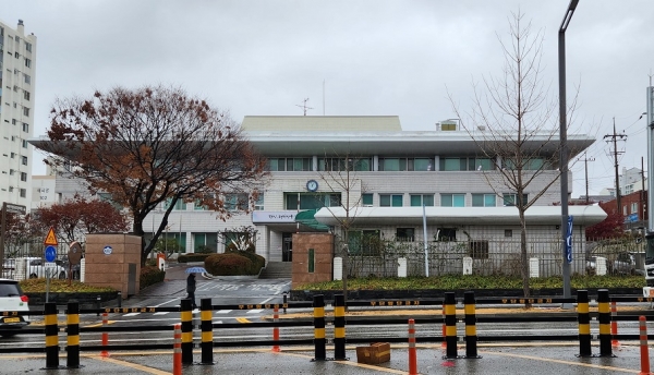 대전 동구 용전동 소재 대전지방국토관리청의 서구 둔산동으로의 이전 계획이 알려지자 동구민들이 반발하고 있다.
