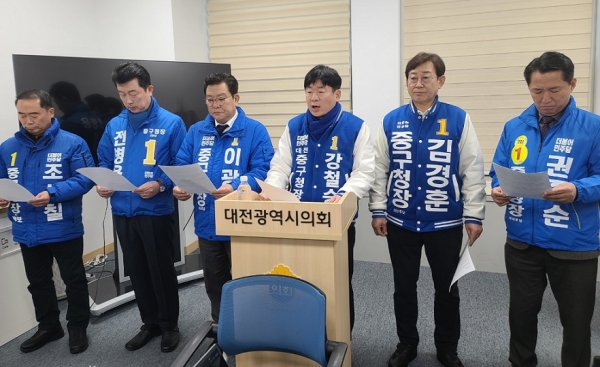 민주당 대전 중구청장 재선거 예비후보들이 19일 대전시의회에서 기자회견을 열고  전략공천은 “필패로 가는 지름길”이라고 재차 강조하며 공정 경선을 촉구했다.