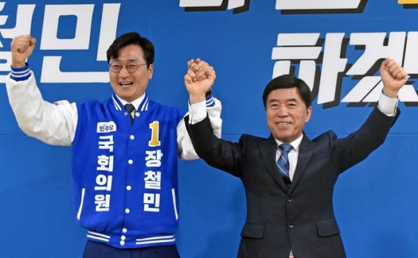 황인호 전 대전 동구청장이 장철민 국회의원 후보를 지지하며 함께 손을 들고 있다.
